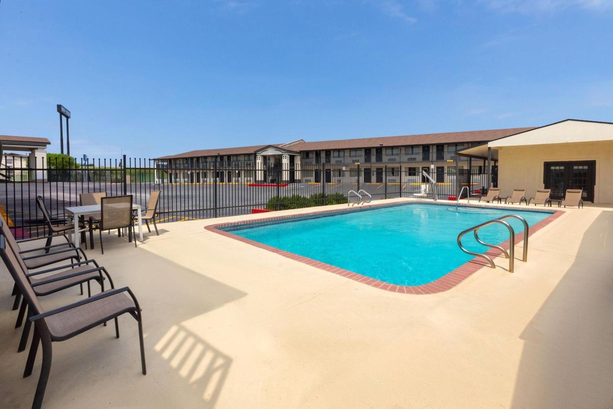 Hotel Super 8 By Wyndham S General Bruce