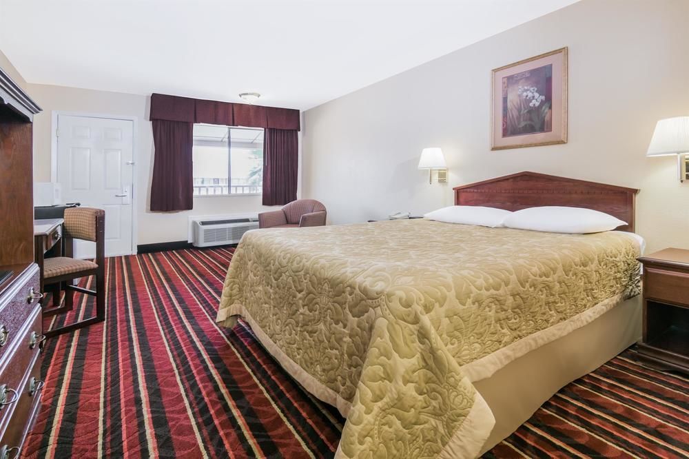 Hotel Super 8 By Wyndham S General Bruce Temple
